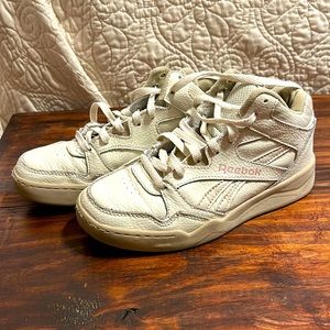 Reebok cream color sneaker size 6 great condition, lots of uses left. 🙂